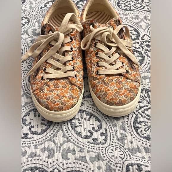 Taos Footwear Cream and White Sneakers with Floral Design sz 10 - Picture 9 of 12